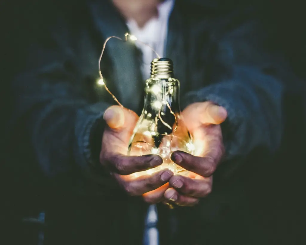 unsplash_7e2pe9wjL9M_solar light.webp